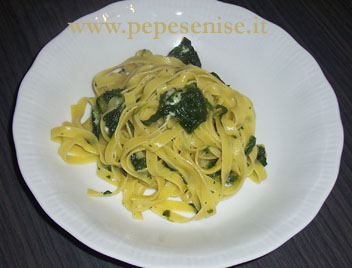 TAGLIATELLE FRESCHE CON SPINACI E MOZZARELLA